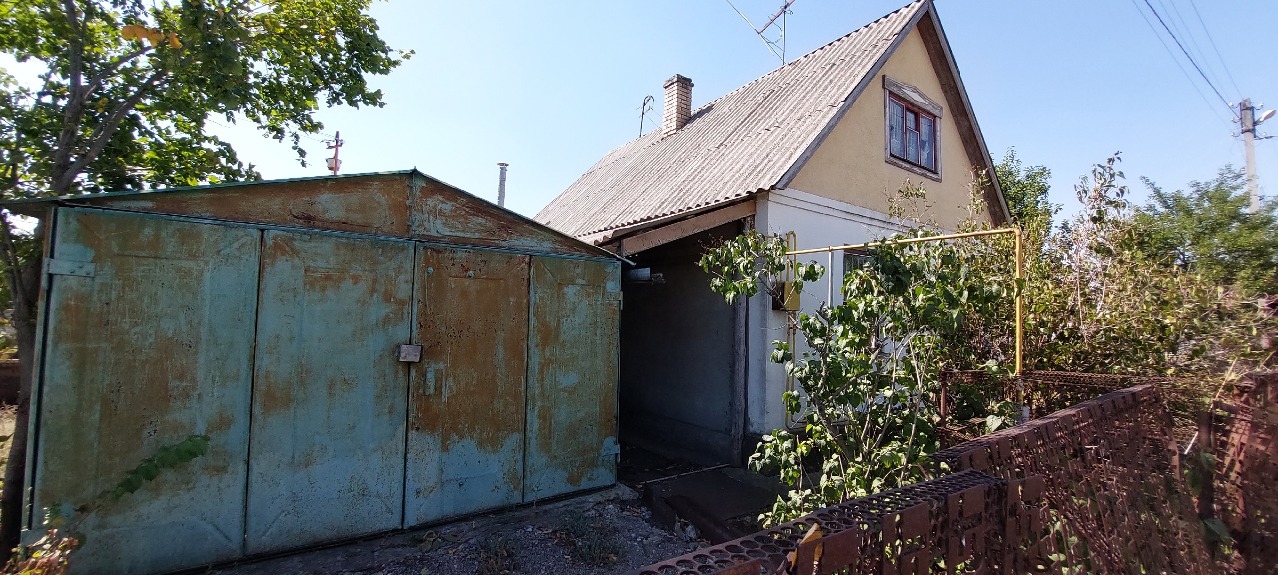 Продается дача в Ольховском массиве, в жилом состоянии. Теплый дом (приват) из газо-бетона с пристроенной летней кухней. Газовое отопление, скважина (65м), колодец, электричество. Участок (приватизированный) 12 соток – огражден. Имеется: гараж, туалет, беседка, летний душ,флигель, заезд для авто. Цена 1 400 0...