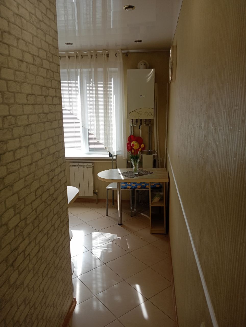 Продам 2 комнатную квартиру в центре Луганска по ул.Оборонной , 8 этаж/9 этажного, 53 кв , прописанных нет В пешей доступности школа,сад,рынок, супермаркет,больница Цена 8 млн торг +79591583248...