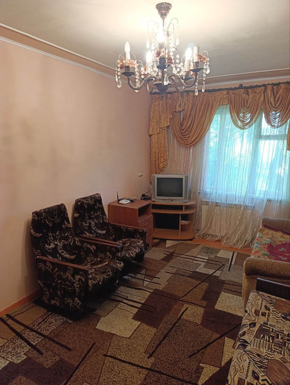 Продам 1-комнатную квартиру в Алчевске 📍 Адрес: ул. Калинина-Толстого, 1-й этаж 2-этажного дома (район магазина "Кедр") 🔹 Характеристики: ✅ Чистая, уютная, готова к продаже ✅ Документы РФ, без долгов ✅ Мебель и техника остаются ✅ Газовая колонка, электрическое отопление (новые радиаторы) ✅ Санузел в...