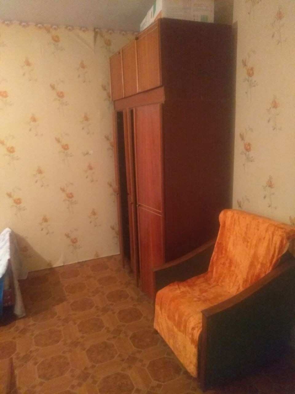 г. Алчевск Продается 1 комнатная квартира по улице Ленинградская, район (Музея), кирпичный дом, квартира под ремонт. 1-й этаж/ 4 этажного дома, квартира не угловая. Общая площадь 29 кв. м., кухня 6,8 кв. м. МП окна и трубы, новые радиаторы, двойная входная дверь, проведен интернет, санузел совмещен, отопление...