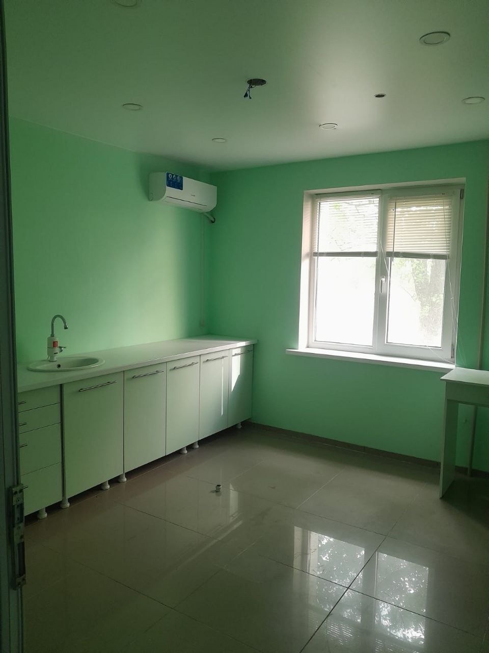 💥💥💥
❗️Продажа ❗️
Нежилое помещение, 90,2м², кв.Южный (район с/м Максим), Артемовский р-н, г.Луганск
Автономное отопление (электро)❗️
✔️
Отде...