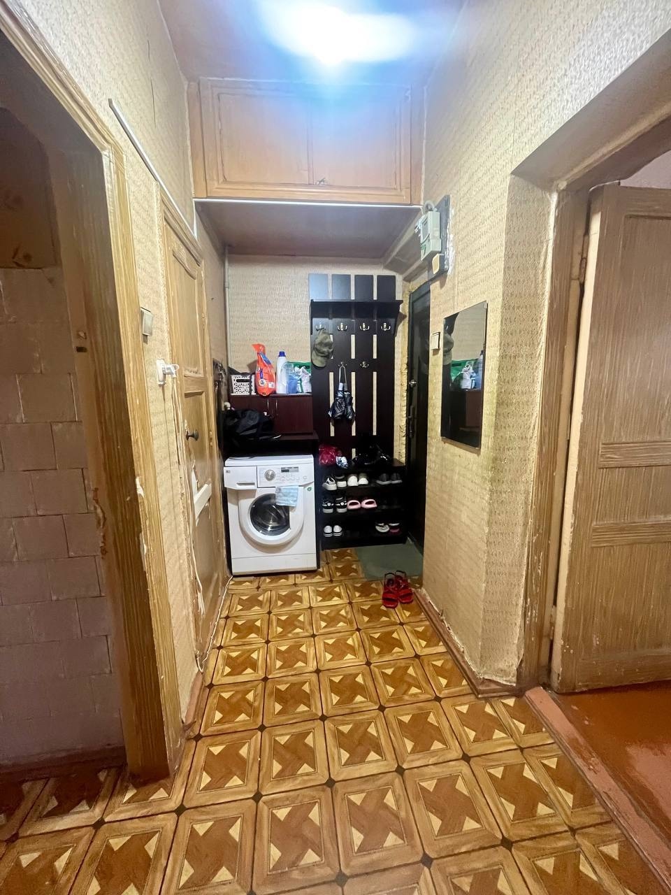 Продам 2-кк на Новом Городке .Сталинка 3 этаж 4-го дома. Общая площадь 50м2. Высота потолков 3 метра. Окна м/п. Отопление поменяно, проводка медная, железная входная дверь. Есть счетчики на газ , свет и воду; стоит автоматическая газовая колонка, в подвале кладовка. Квартира жилая . Требует косметического рем...