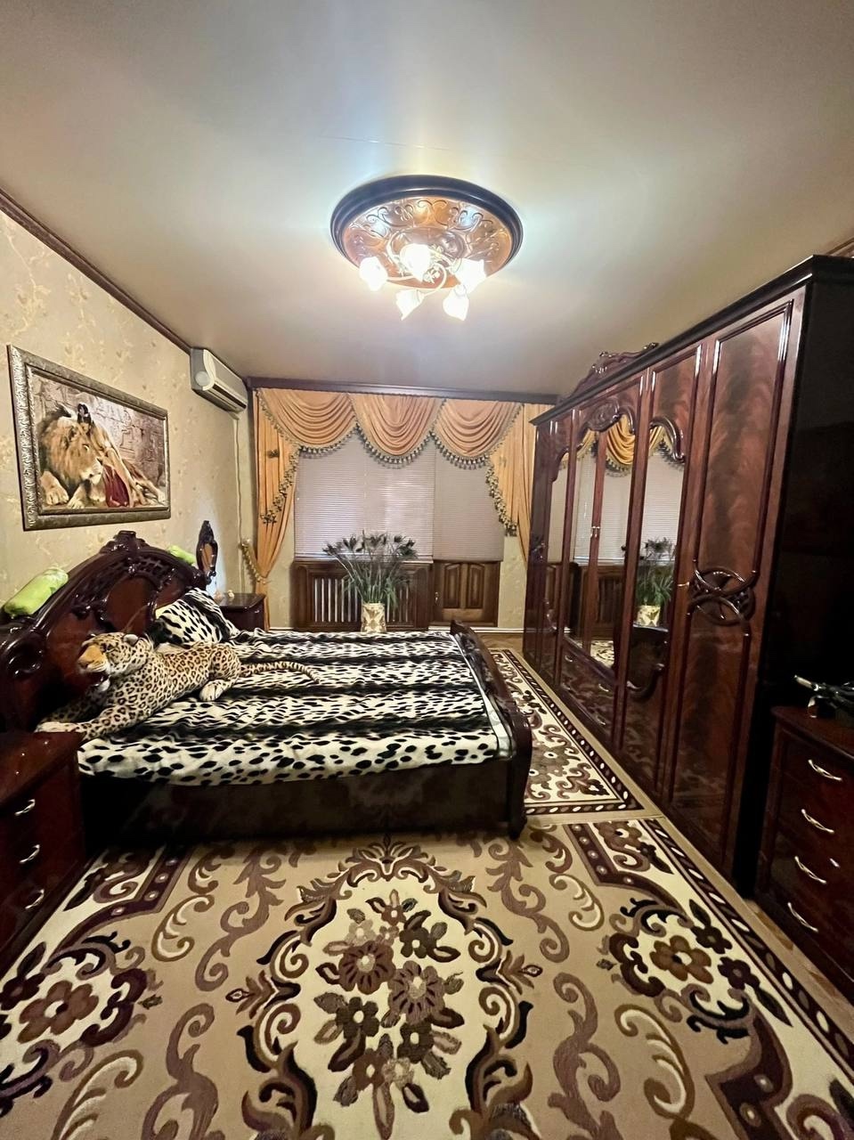 Продается 6-кк с АВТОНОМНЫМ ОТОПЛЕНИЕМ. Общая площадь 114 м2 , 2/9 , на первом Микрорайоне. В квартире 3-спальни , 1 зал , 1 столовая , 1 кухня , 1 гардеробная, 2 санузла, кладовая , прихожая, 3 больших лоджии. Продается с дорогой итальянской мебелью . Мебель на кухне деревянная . Качественная столярка , ками...