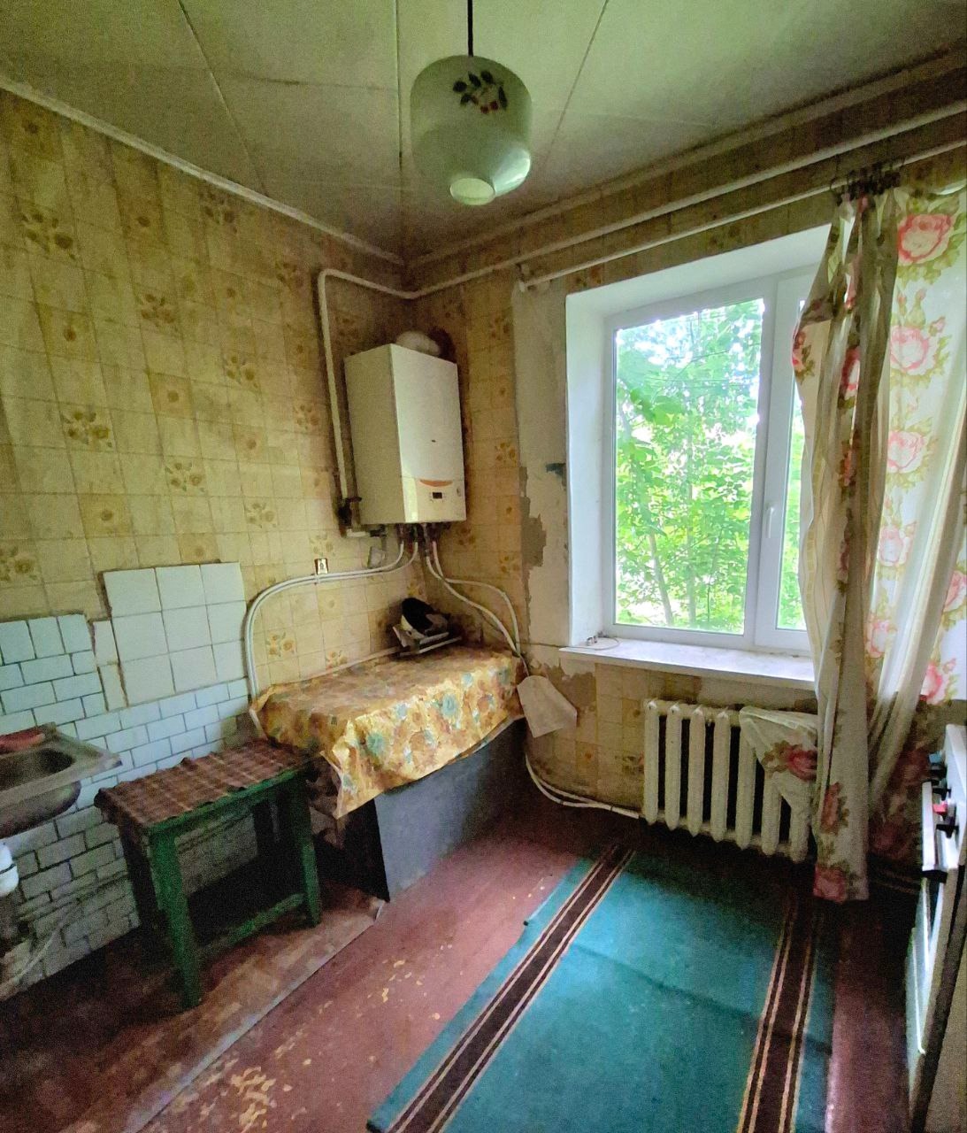 Продам 2-х комнатную квартиру в р-не станции Кондрашевская-Новая Станицы Луганской по ул. Школьная, 1/2 эт., 50 кв.м.общ.пл. Дом кирпичный, высокий цоколь, есть балкон, чистый подъезд. В квартире АВТОНОМНОЕ ОТОПЛЕНИЕ (двух контурный котел), МП окна, с/у раздельный. Квартира тёплая. Хорошее расположение: рядом...